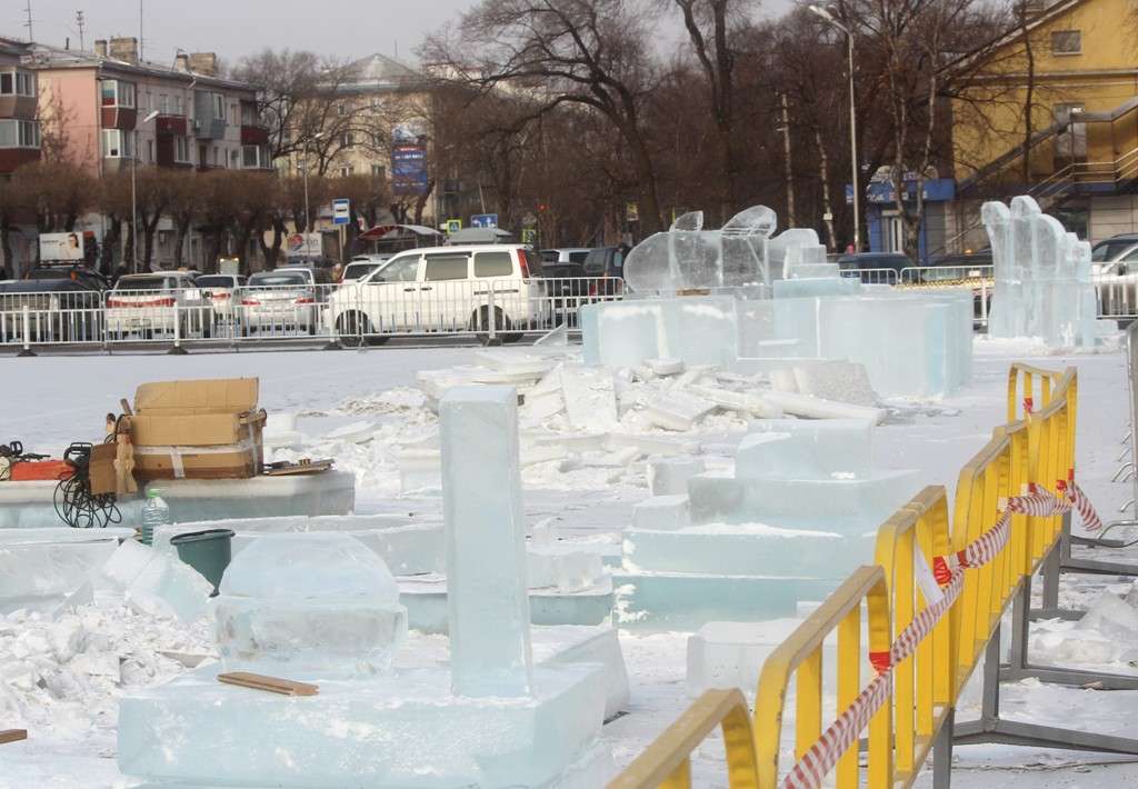 В Уссурийске началось строительство ледового городка