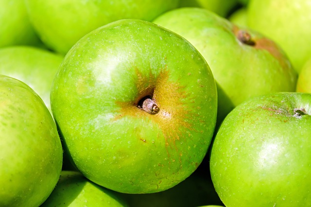 В Приморье за один день нашли и уничтожили 180 кг польских яблок