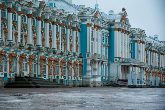 Пейзажи Санкт-Петербурга показали на выставке во Владивостоке