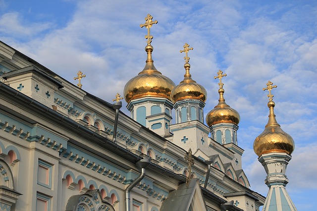 В Уссурийске православному храму вернули сорванный ветром крест
