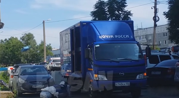 «Почта-баскетбол»: во Владивостоке удивительно небрежным образом разгружали посылки
