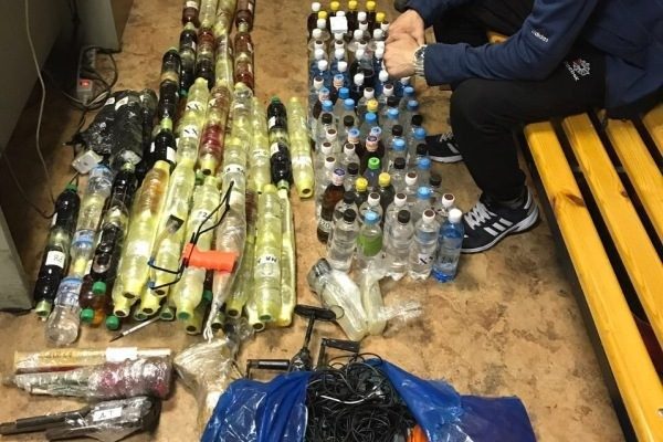 В СИЗО Владивостока попытались перебросить 111 литров алкоголя и десятки телефонов