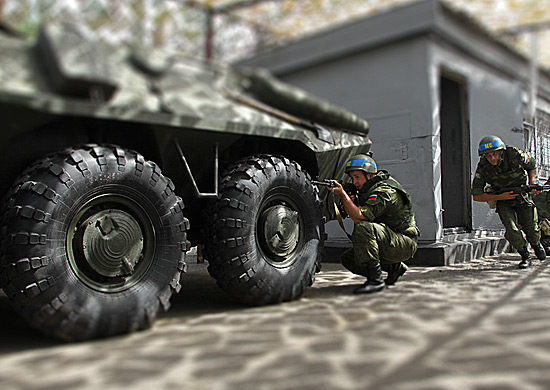 Жители Уссурийска удивились скоплению боевой техники на улице