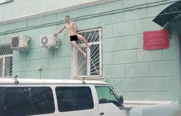 Во Владивостоке голый мужчина повис на окне Советского районного суда