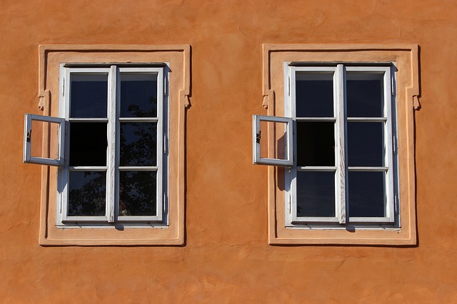 Жительнице Владивостока вместо нового окна установили рамы без стёкол