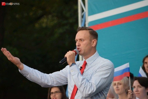 Во Владивостоке на придорожном щите написали «Навальный 2018». А затем его закрасили и демонтировали