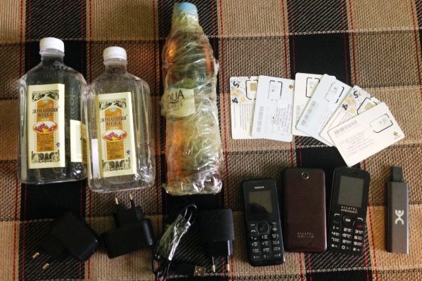 На территорию СИЗО №1 во Владивостоке попытались перебросить мобильники и алкоголь