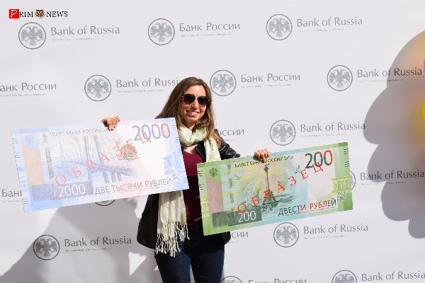 В Приморье поступили в обращение новые банкноты номиналом 200 и 2000 рублей