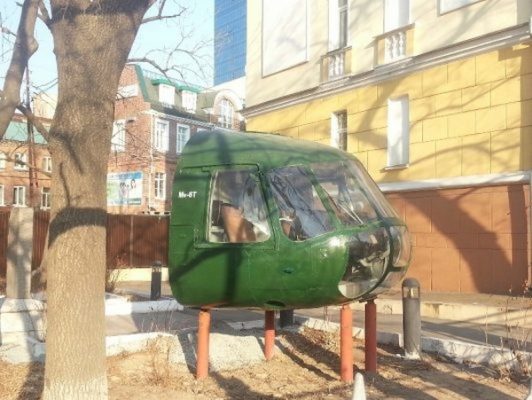 Кабина вертолёта Ми-8 «приземлилась» в самом центре Владивостока рядом с памятником собаке