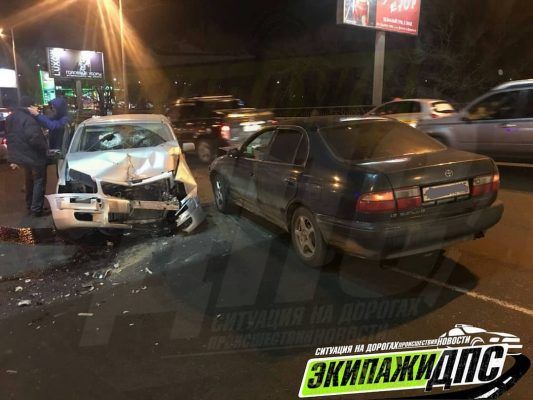 Лихач на Toyota Probox снёс бордюр, столб и врезался в другую машину во Владивостоке