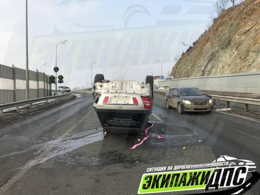 Во Владивостоке машина перевернулась в результате ДТП на трассе Седанка — Патрокл