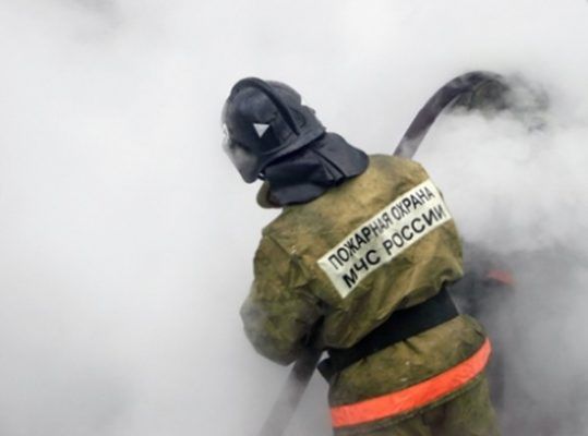 Во Владивостоке в последний день нового года загорелся барак