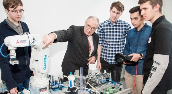 Профессор ДВФУ получил более 300 патентов на изобретения в области робототехники