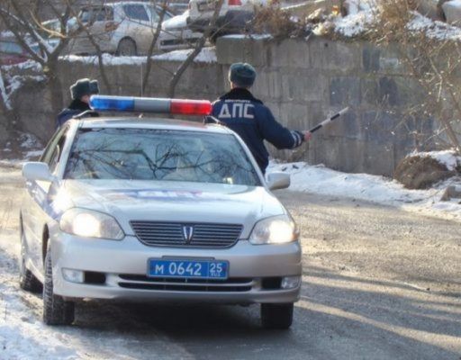 Во Владивостоке на эвакуаторе увезли автомобиль ДПС