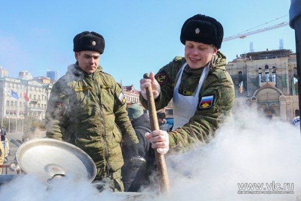 День защитника Отечества: на центральной площади Владивостока открылась выставка военной техники
