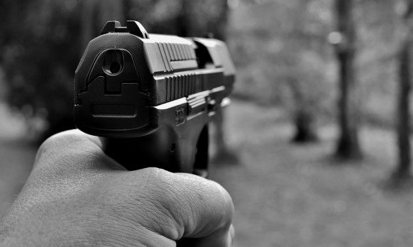 Житель Владивостока, желая проверить самодельное оружие, застрелил незнакомца