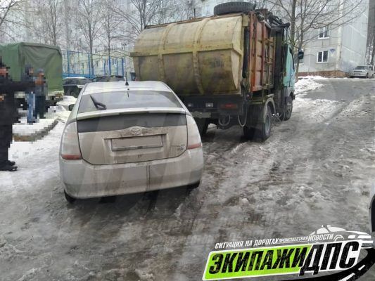 В необычное ДТП угодил мусоровоз во Владивостоке