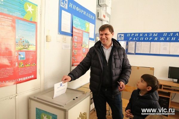 Глава Владивостока Виталий Веркеенко проголосовал в гимназии №1