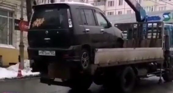 Жителей Владивостока поразило, как эвакуировали автомобиль