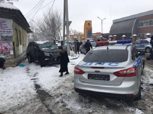 В Приморье водитель «Лексуса» протаранил машину ДПС, а затем сбил пешехода