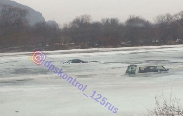 В Приморье сразу два автомобиля ушли под лёд