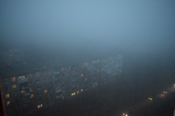 Густой туман окутал вечерний Владивосток