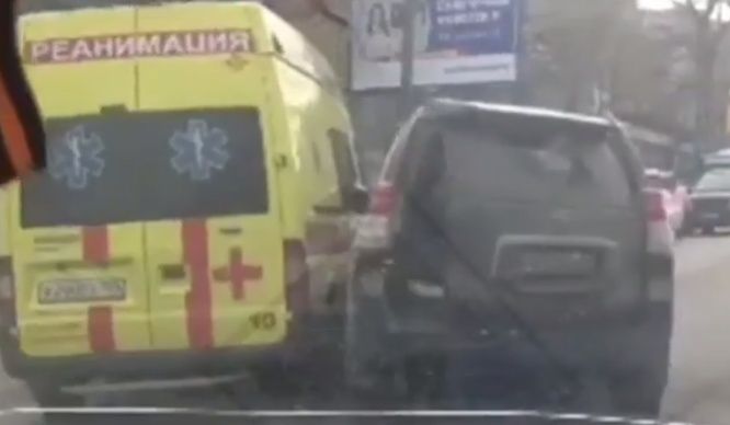Во Владивостоке джип протаранил машину скорой помощи
