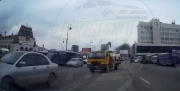 Во Владивостоке на глазах у инспекторов ДПС водитель эвакуатора грубо нарушил правила дорожного движения