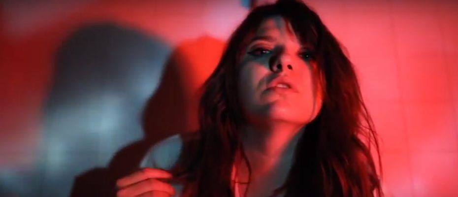 Приморская певица Анастасия Мещерякова представила новый клип на песню «Кроме меня»