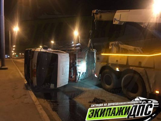 Во Владивостоке перевернулся мусоровоз