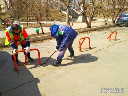 Незаконные парковочные ограждения демонтировали во Владивостоке в районе Жариковского сквера