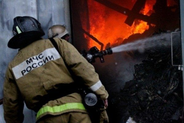 В Приморье 33 пожарных тушили горящие склады