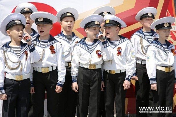 Для жителей Владивостока в преддверии Дня Победы устроили праздничный концерт