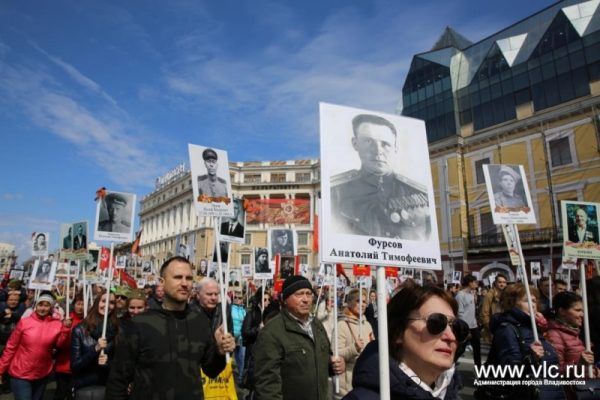 В колонне «Бессмертного полка» во Владивостоке прошли более 35 тысяч человек