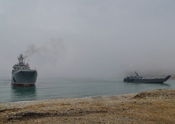 Во Владивостоке морпехов высаживали на берег с помощью десантных катеров