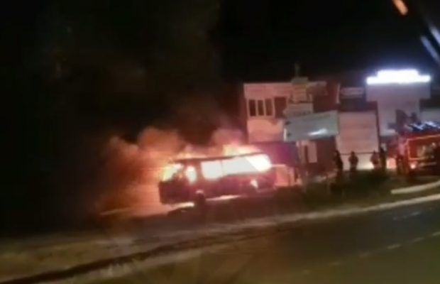 В пригороде Владивостока сгорел автобус