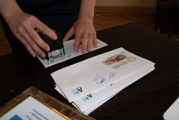 Во Владивостоке погасили почтовые конверты к 100-летию государственной архивной службы