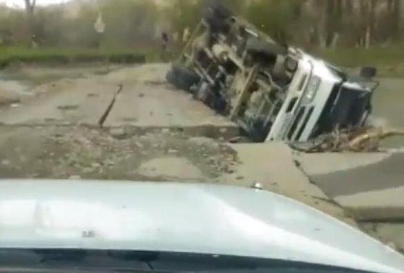 В Приморье грузовик рухнул с моста через реку