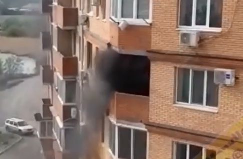 Жуткий пожар в Уссурийске: чёрный дым валил с балкона квартиры