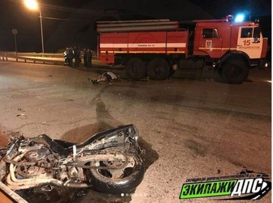 Мотоциклист погиб в жутком ДТП во Владивостоке, врезавшись в КамАЗ МЧС