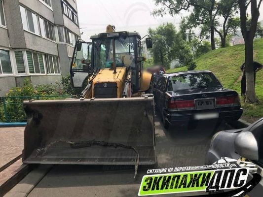 Во Владивостоке на придомовой территории трактор врезался в седан