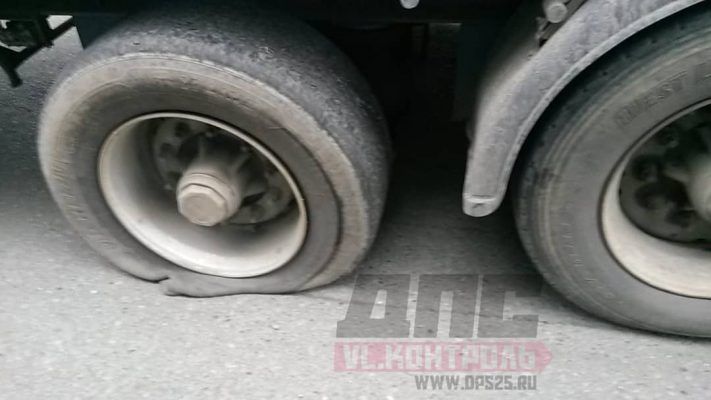 Во Владивостоке взорвавшееся колесо фуры повредило легковушку