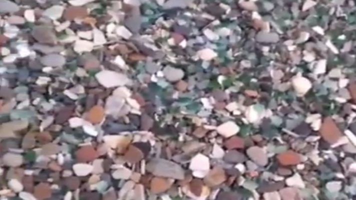 Приморцы возмущены: иностранные туристы увозят стекло из бухты Стеклянная мешочками