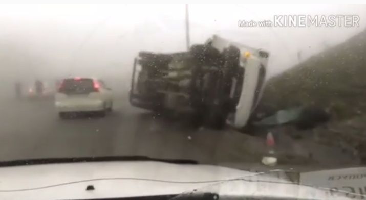 Огромный грузовик завалился на бок во Владивостоке