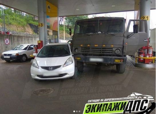 КамАЗ примял малолитражку на автозаправке во Владивостоке