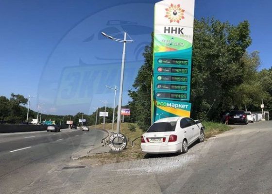 Автомобиль протаранил ценовое табло АЗС во Владивостоке