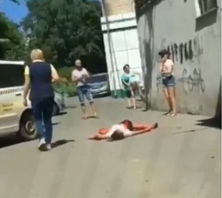Девушка со следами ножевых ранений упала с верхних этажей дома в Приморье — очевидцы