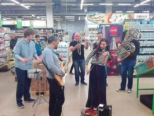 Музыканты удивили приморцев, сыграв «Владивосток 2000» прямо в супермаркете