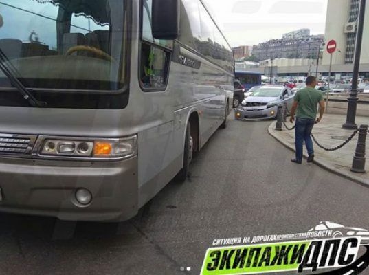 Междугородний автобус прижал «Приус» в центре Владивостока