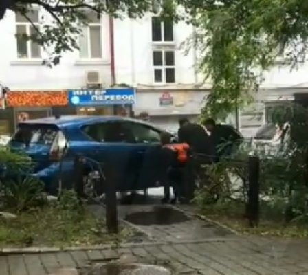 Во Владивостоке мужчины вручную оттащили мешающий проезду автомобиль